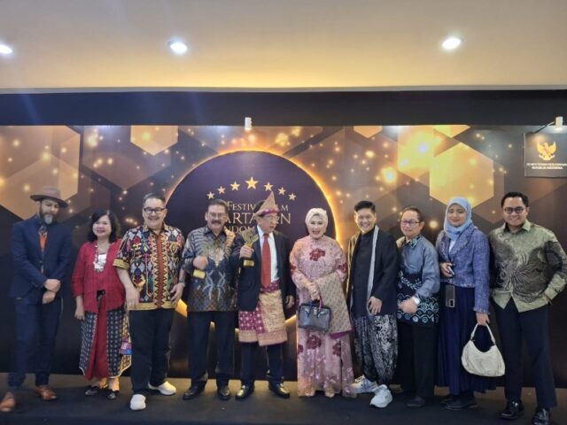 Ilham Bintang Wartawan Senior dan Anwar Fuadi Aktor Kawakan Lifetime Achievement Award FFWI 2024