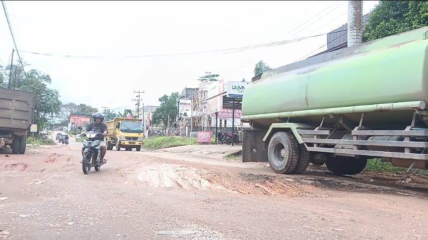 Ngape Mitok..!! Lubang “Menganga” Hiasi Sejumlah Titik Ruas Jalan Pembangunan Tayan Hilir