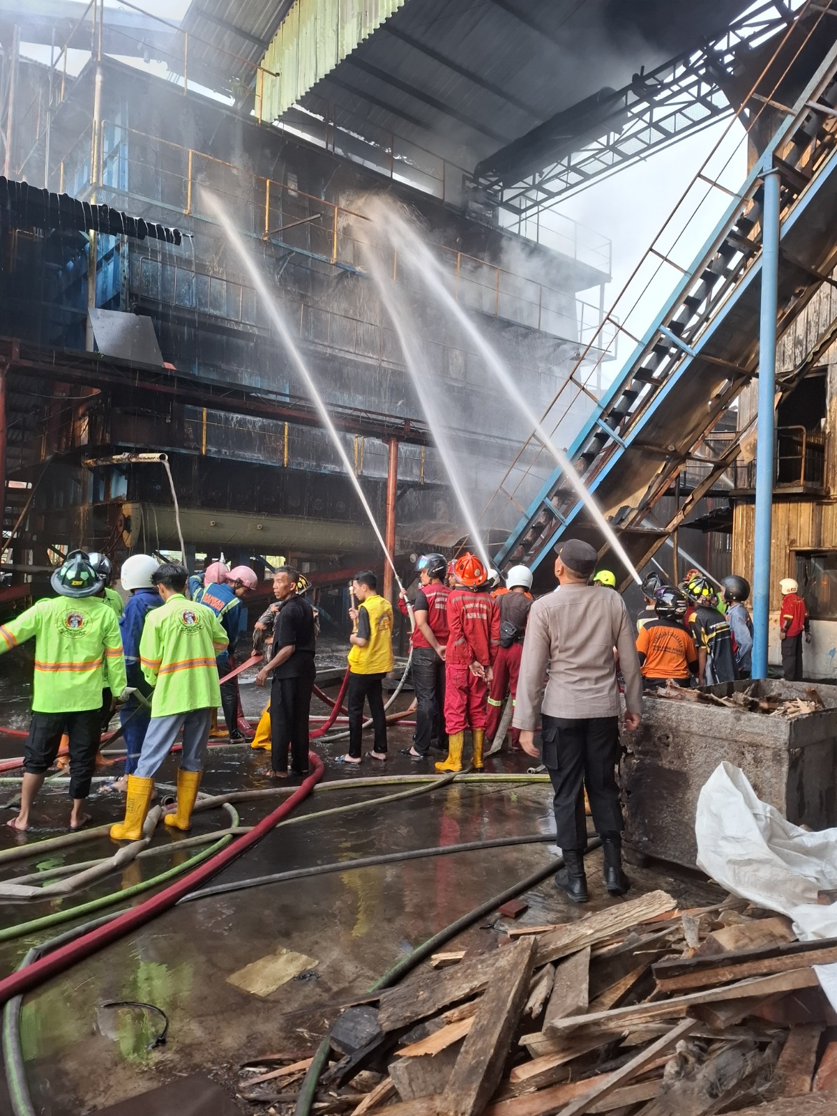 Kebakaran Hebat di Pabrik PT Alas Kusuma Kubu Raya, Api Diduga Berasal dari Turbin Boiler