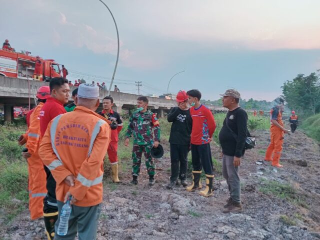 Kebakaran Lahan Dekat Akses Jembatan Tayan Telah Padam, Sunarto Kepada Pahlawan Pemadam : ‘Kalian Datang Saat Harapan Hampir Padam’