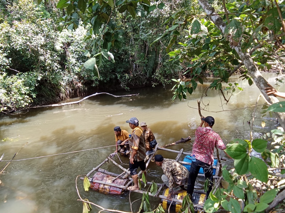 Respon Keluhan Warga Riam Berasap Jaya, Tim DPRD KKU dan Instansi Terkait Tinjau Sungai Siduk, Kamiriluddin : Kita Tunggu Hasil Lab-nya