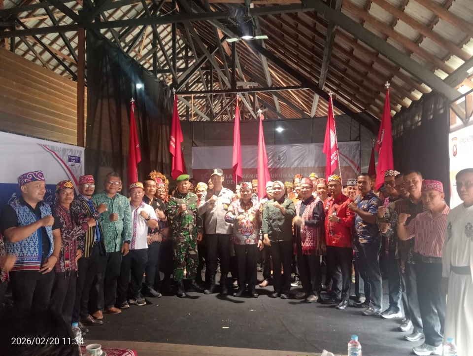 Ini Pesan Aron, Saat Lantik Pengurus DAD Kecamatan se Kabupaten Sekadau