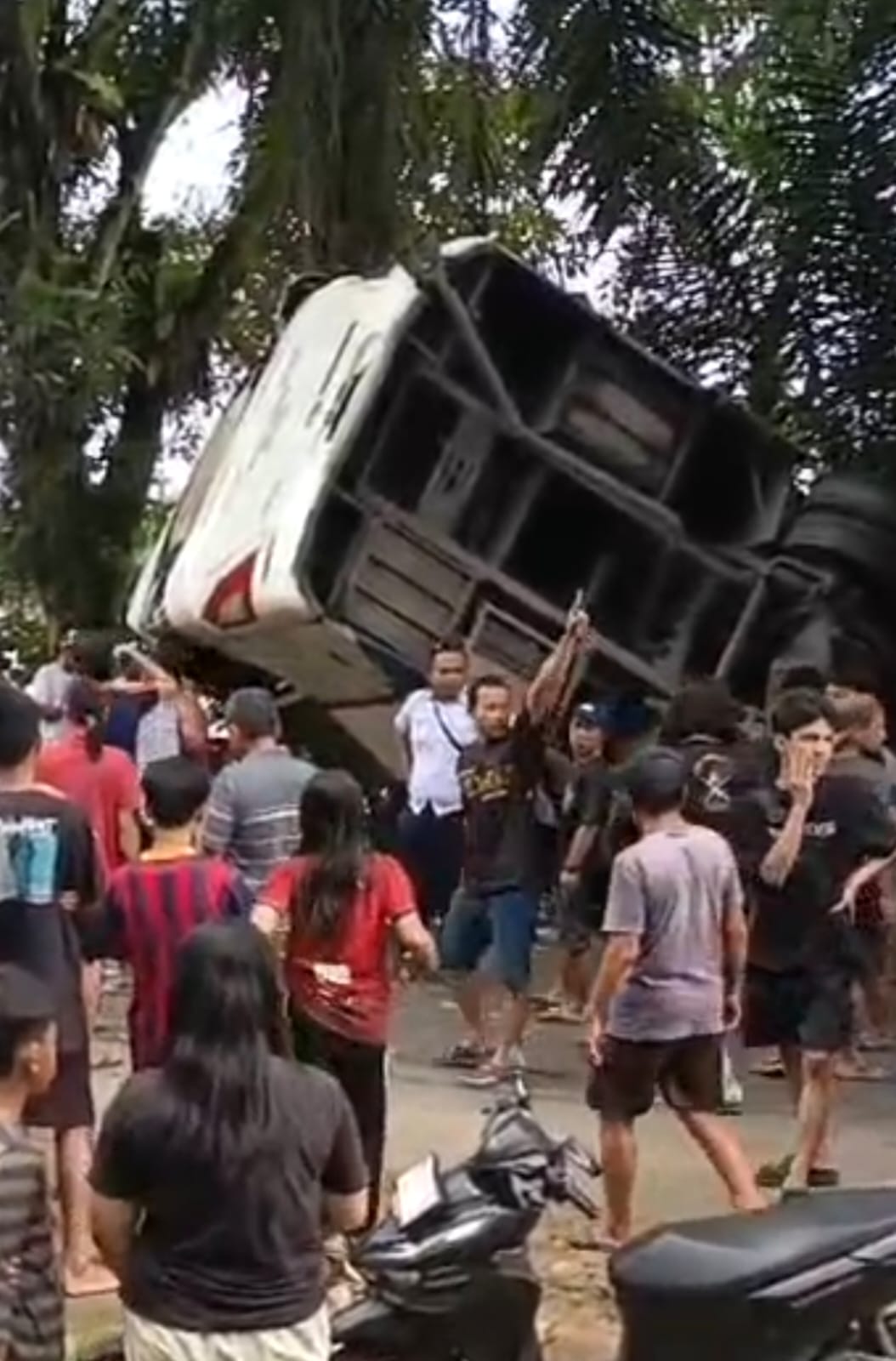 Laka Maut Bus Damri Jurusan Sintang – Pontianak di Penyeladi Sanggau, Seorang Tewas dan Puluhan Luka-luka