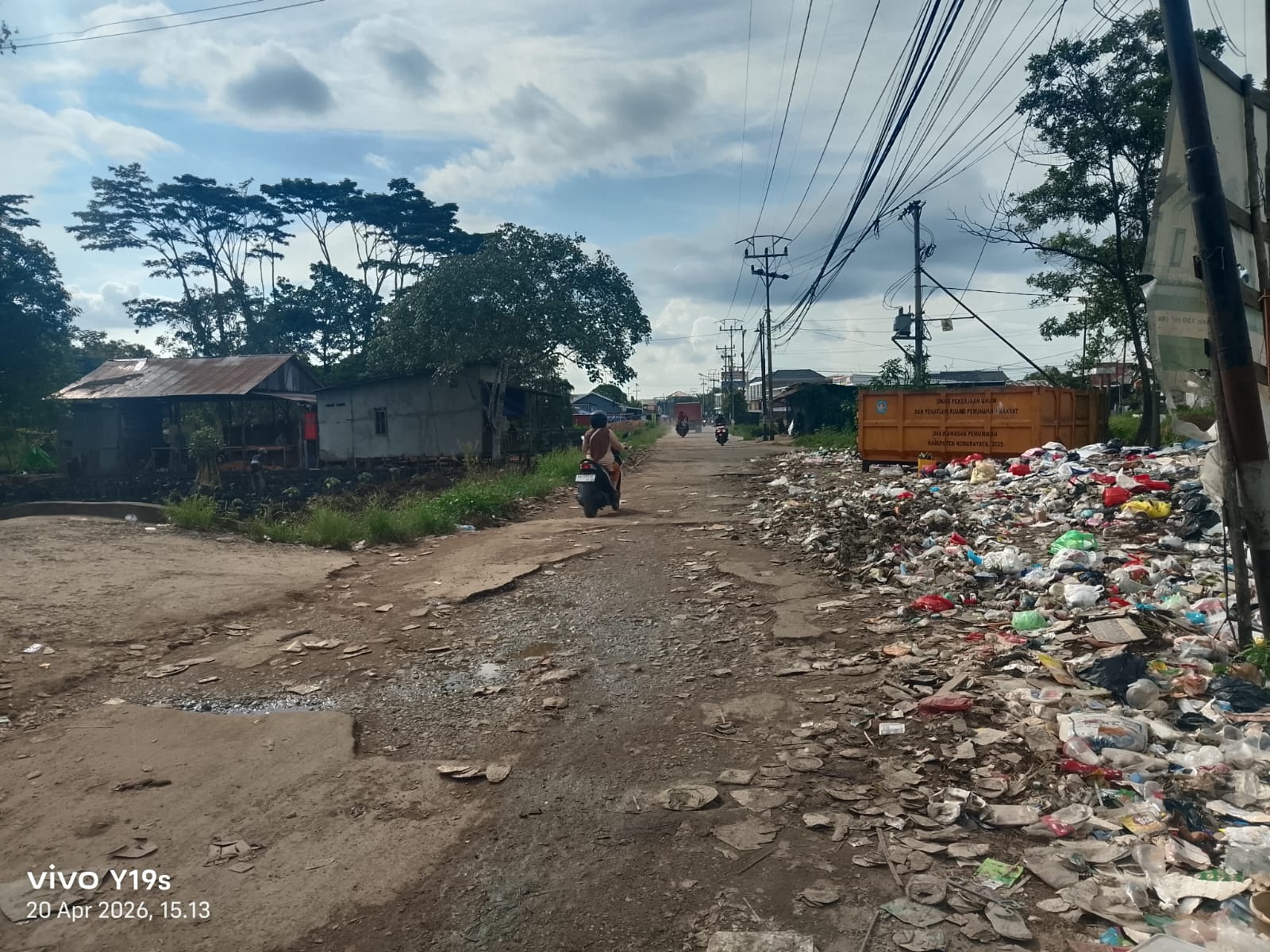 Akses Jalan Pemda 2 Mekar Baru Rusak dan “Terkepung Sampah”, Warga Harapkan Solusi Permanen
